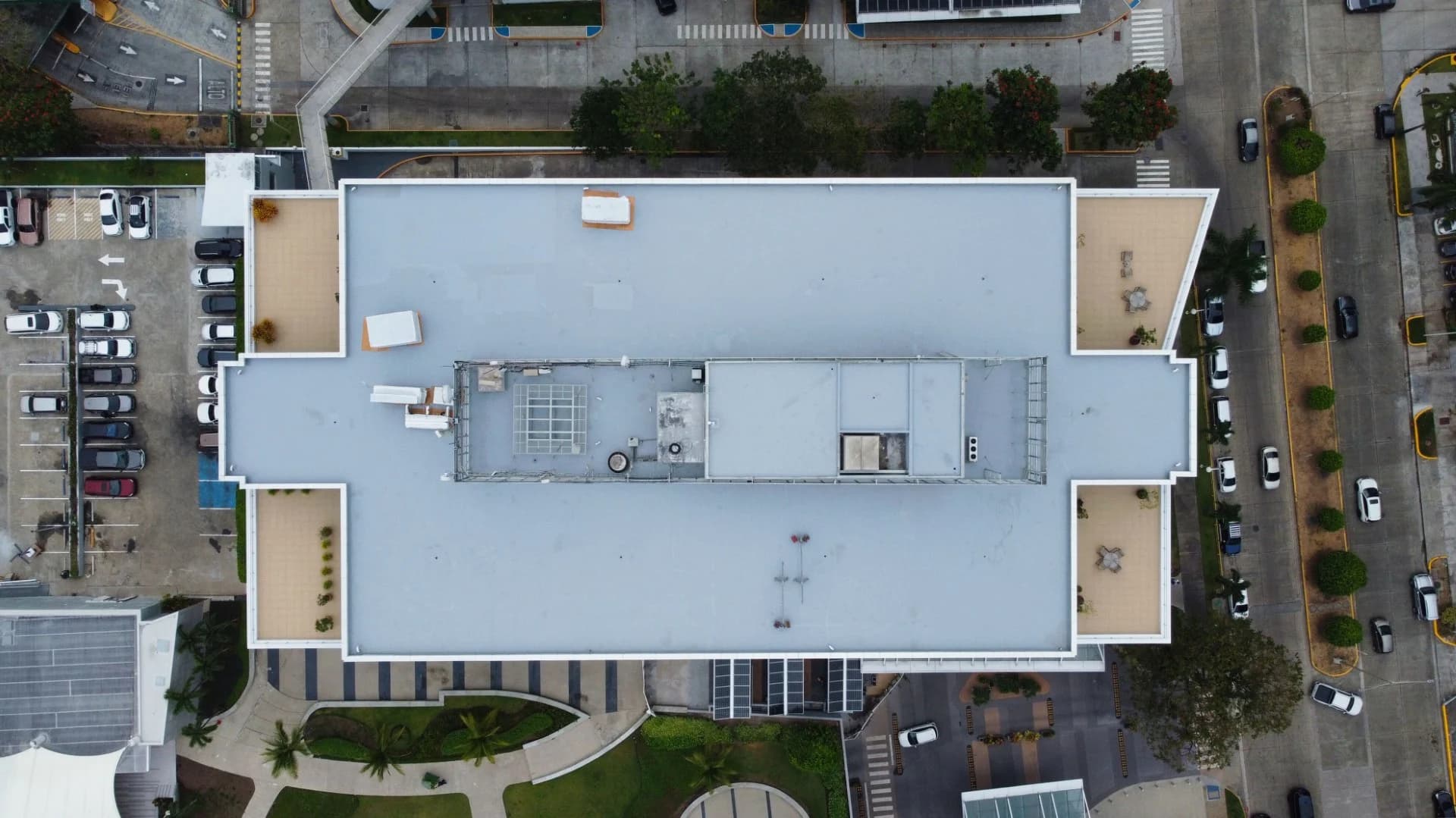 Aplicación profesional de poliurea en losas - Aplipol Panamá